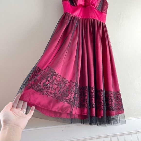 Morgan & Co Junior Fit & Flare Satin Prom Dress in Red Black, Size 7/8 (Medium) - Picture 7 of 12